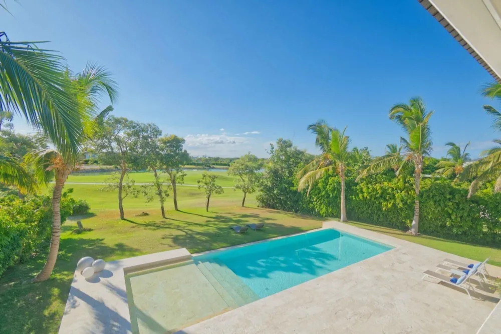 Modern Villa w Golf and Lake View in Beach Resort