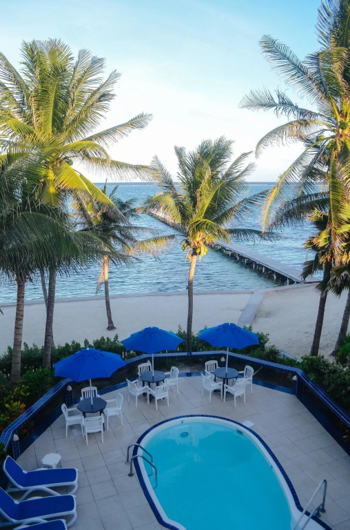 Blue Tang Inn - Beachfront Suites and Pool