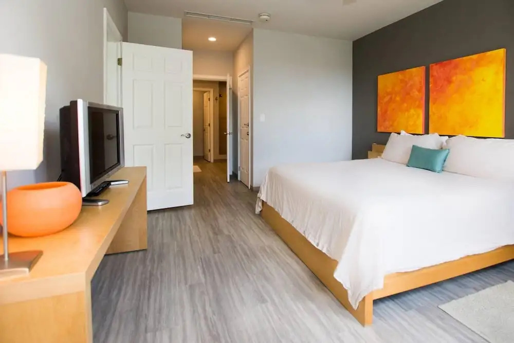 Chic Minimalist Condo with Swimming Pool, Hot Tub, and Beach Club Access