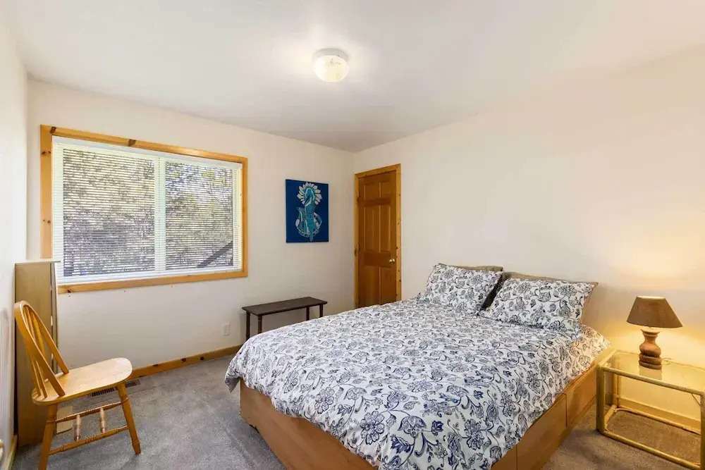 < 8 Mi to Donner Lake: Home w/ Deck + Balcony!