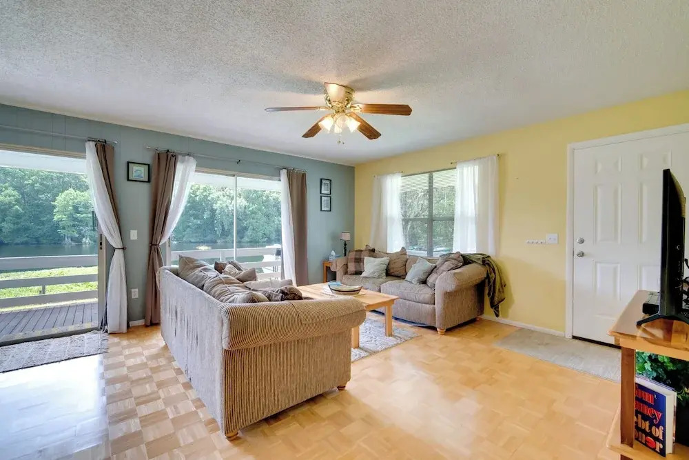 Docks + Balcony: Peaceful River Abode in Dunnellon