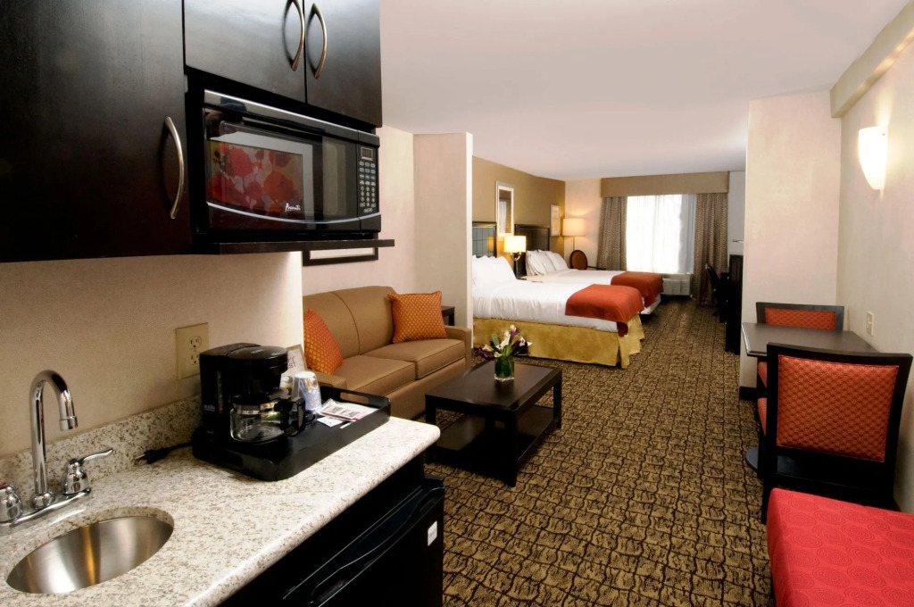 Holiday Inn Express & Suites Alexandria - Fort Belvoir by IHG