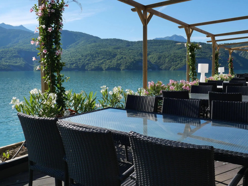 Chorges Lakeside Stay With a Fireplace