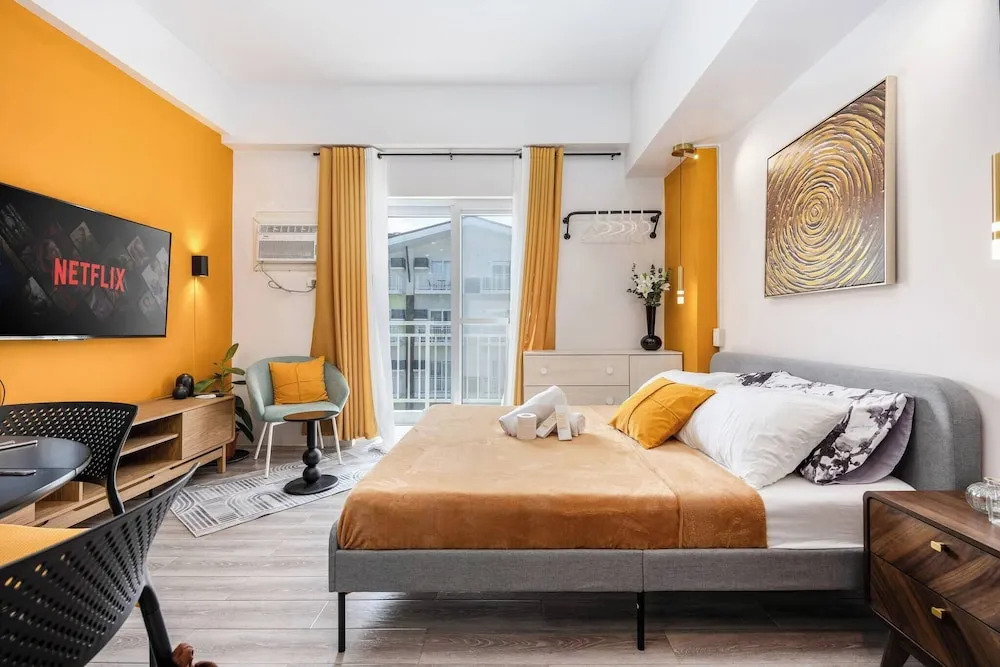 Stylish Condo 3-minutes to Airport, Poolview at Amani Grand Resort Residences