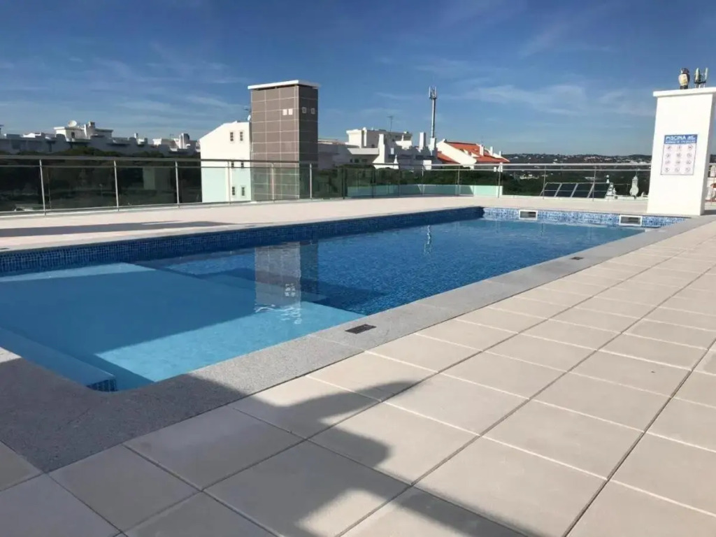 AT10 Superb 2 Bed apartment with Roof Top Pool, Air con close to Falesia Beach