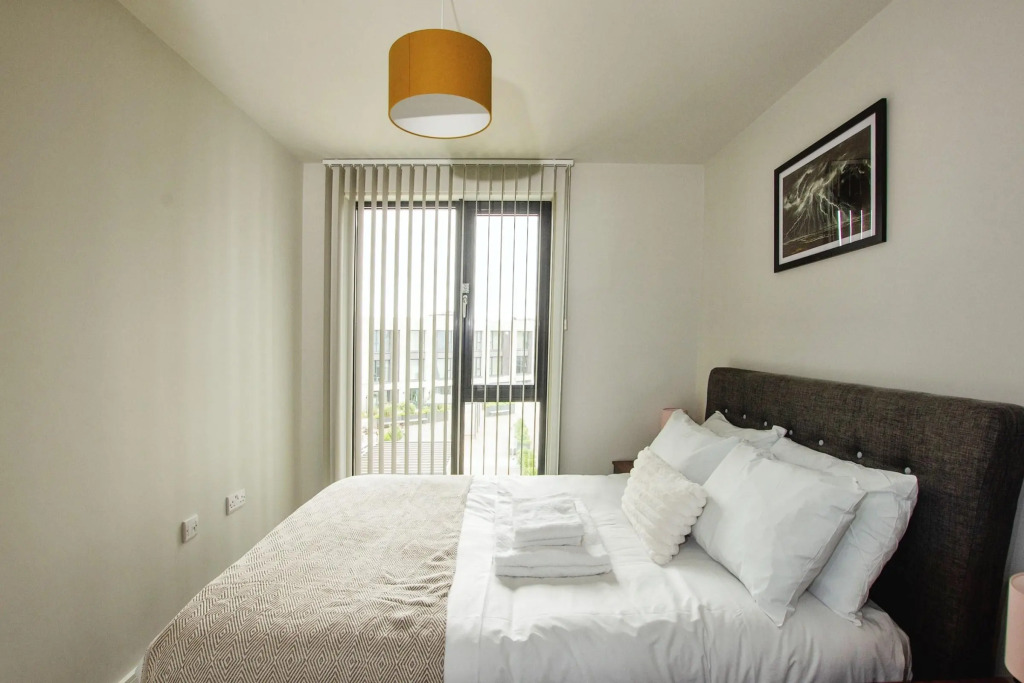 Sleek 6-Guest Apt at St  Martin s  Bham