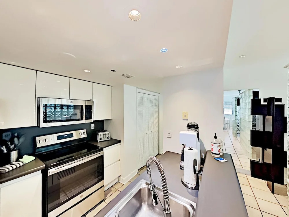 South Beach Bachelor Ette 7BR 4BA - 16 Single Beds