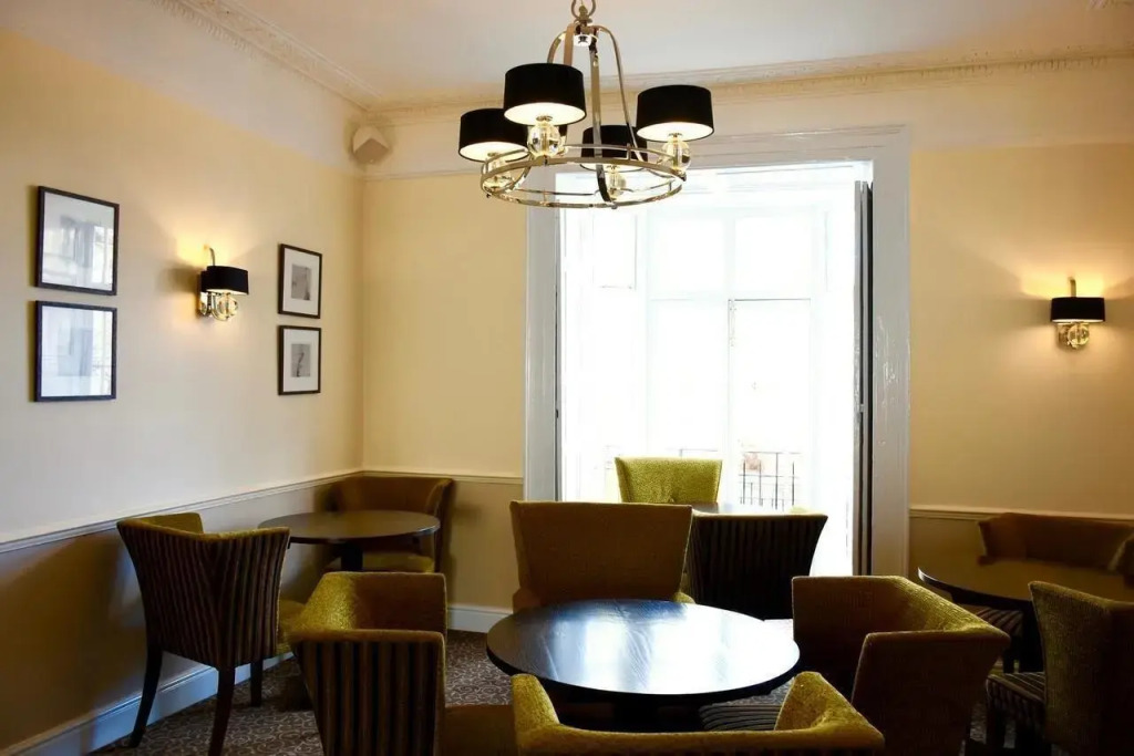 Queens Court Hotel