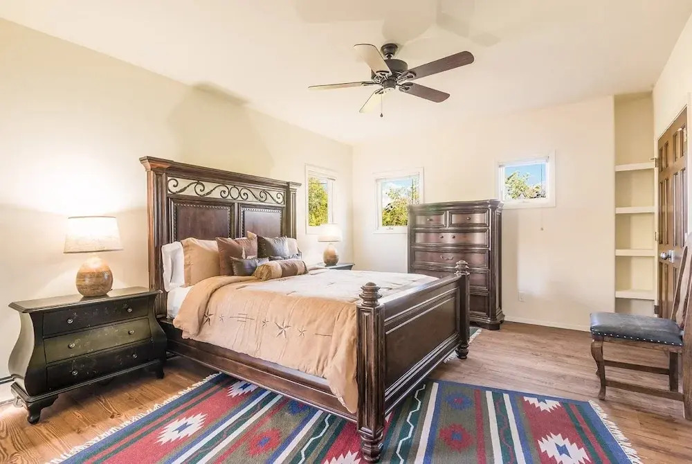 Encantada - Spacious and Luxurious Home, Walk to The Plaza