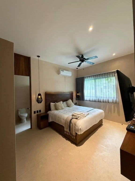 Great 3 Bedroom Apartment and Private Pool!