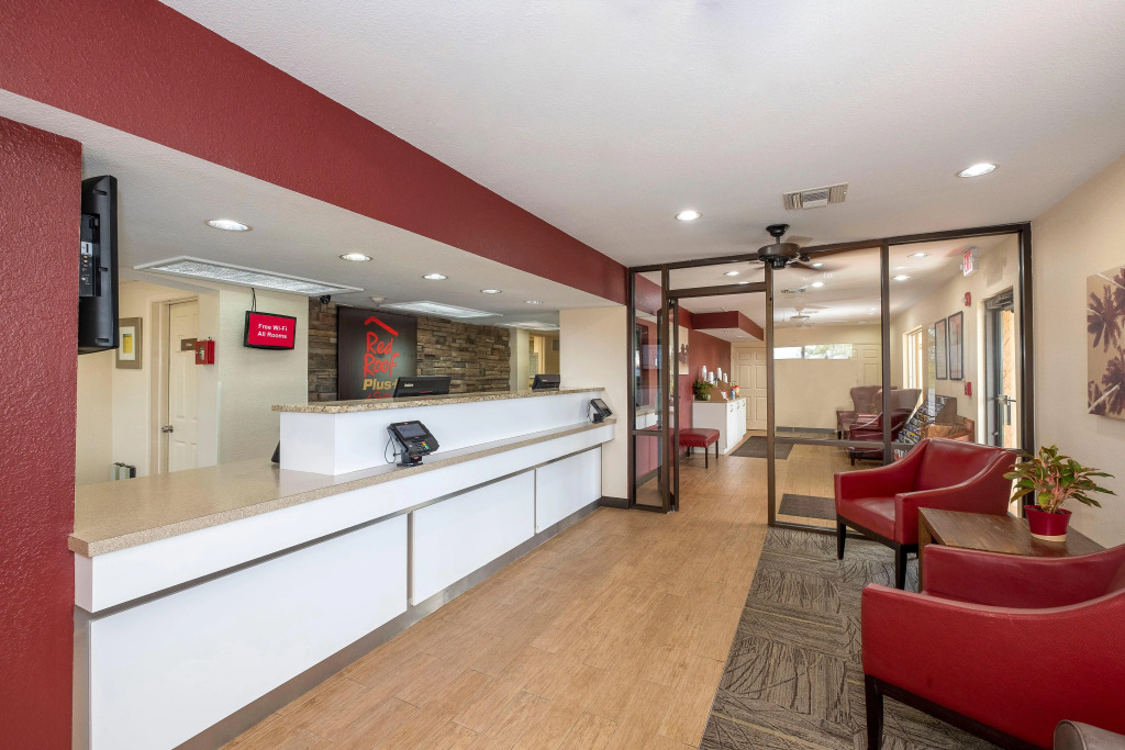 Red Roof Inn PLUS+ & Suites Naples Downtown-5th Ave S