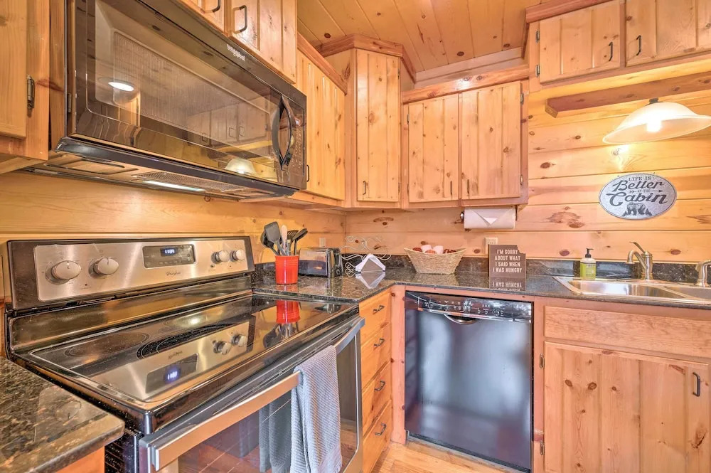 Hot Tub: 'little Bear's Pond' Broken Bow Cabin