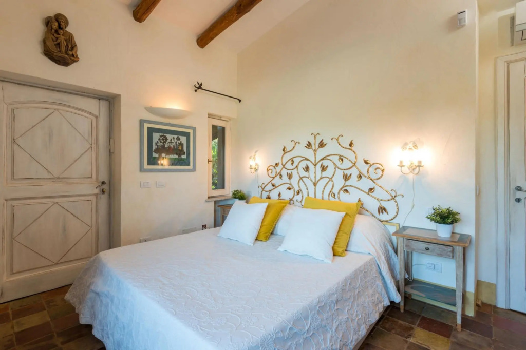 Exclusive villa with swimming pool and private park. The main part hosts 5 comfortable bedrooms (4 d-VILLA NINA