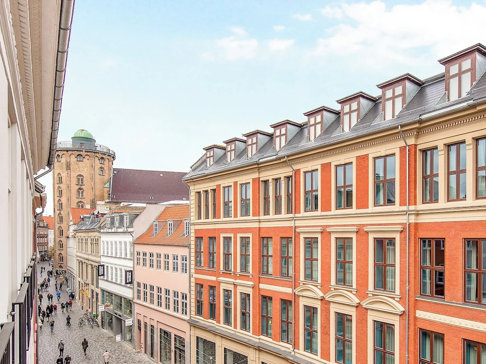 Leaves 3 - Pleasant 4-bdr Apt in Central Copenhagen