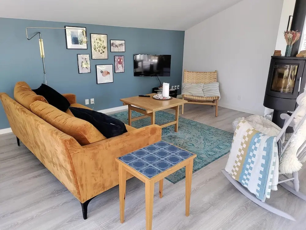 The comfort of this cottage merges with nature