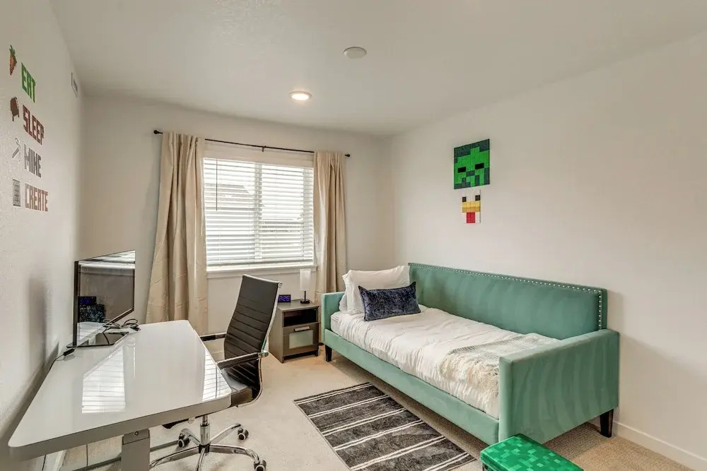 Great for Families! Newly Built Home in Aurora