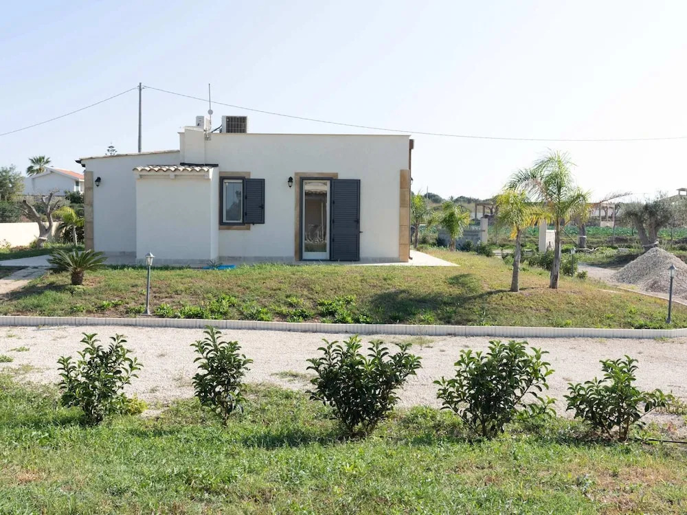 Belvilla by OYO Comfy Villa in Noto With Garden