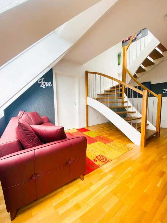 Rooftop Apartment for 6, Air Conditioning, Rooftop Terrace, by Metro U3