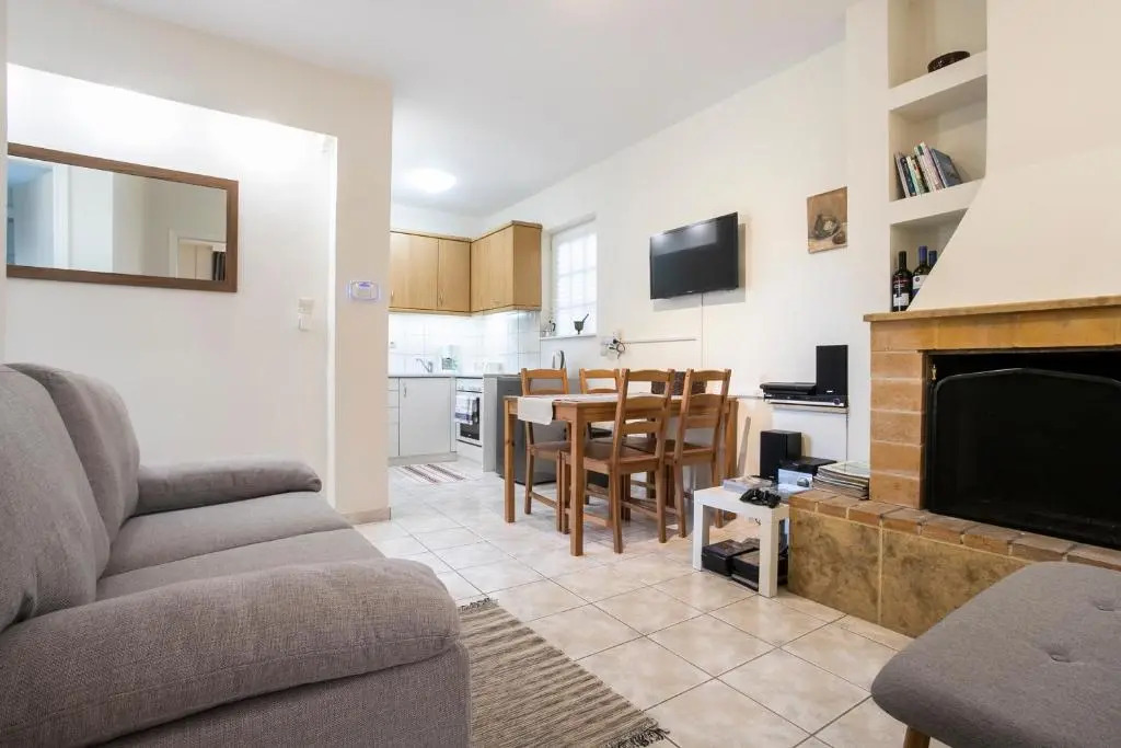 Anavyssos 1 bedrm 4 prs flat 5min walk from Beach