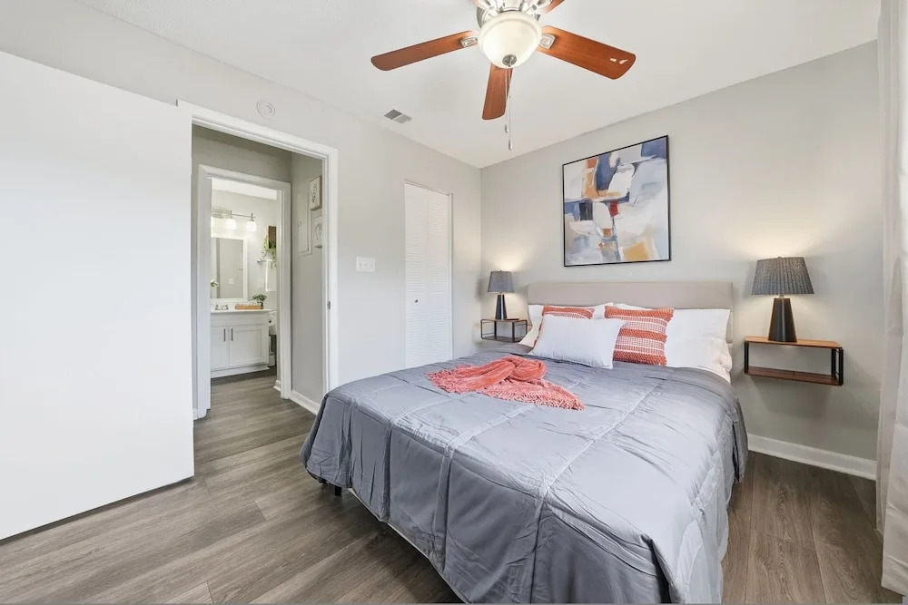 Modern 2BR 2BA w King Bed Pool Gym 10