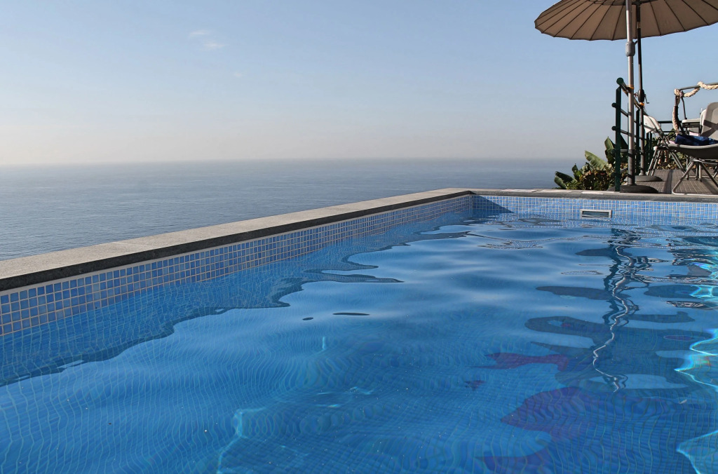 Perched above village with heated pool & ocean views | Casa Jardim Mar