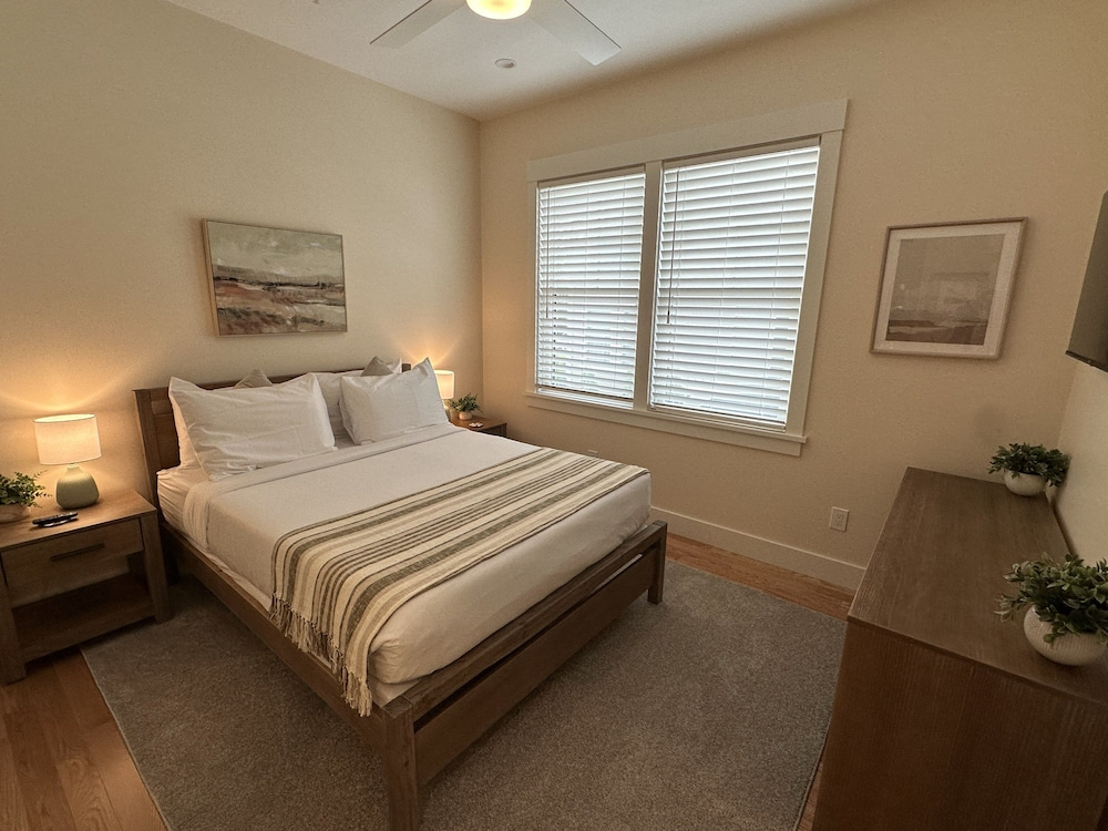 Brand New! 2 Bed W/ Private Deck 2 Bedroom Apts