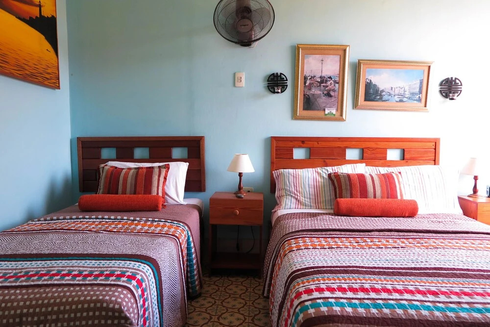 Hostal Balcones 3, Knocking on Cuba
