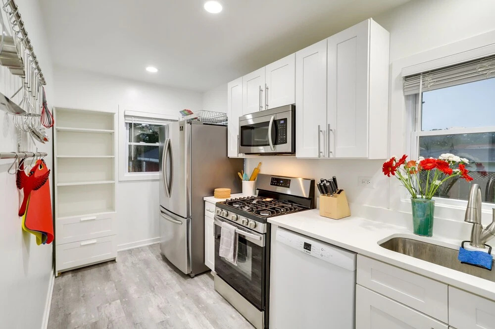 South Haven Oasis - Private Hot Tub, Pool & Grill!