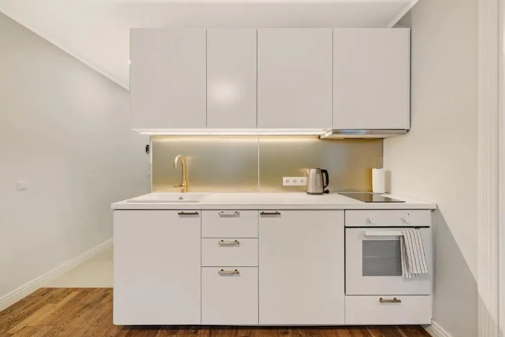 New 1BR in superb location. Free parking & WIFI