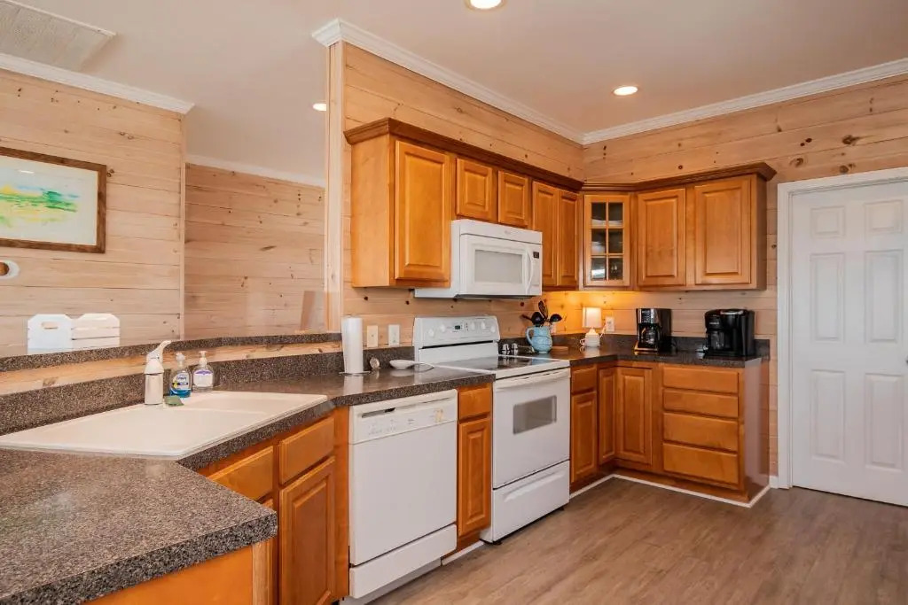 Casa Bianca by Oak Island Accommodations