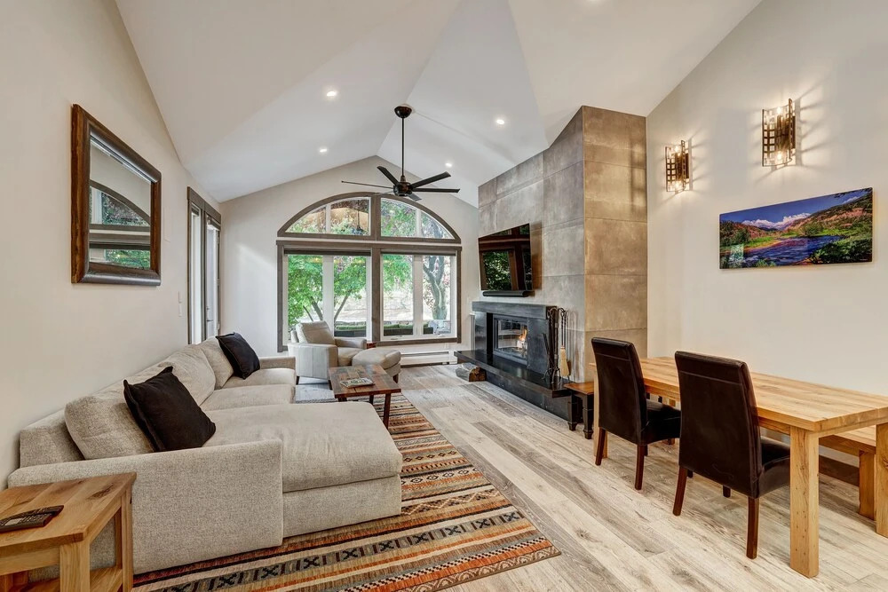 Fully Renovated 2 Bedroom in Arrowhead Village