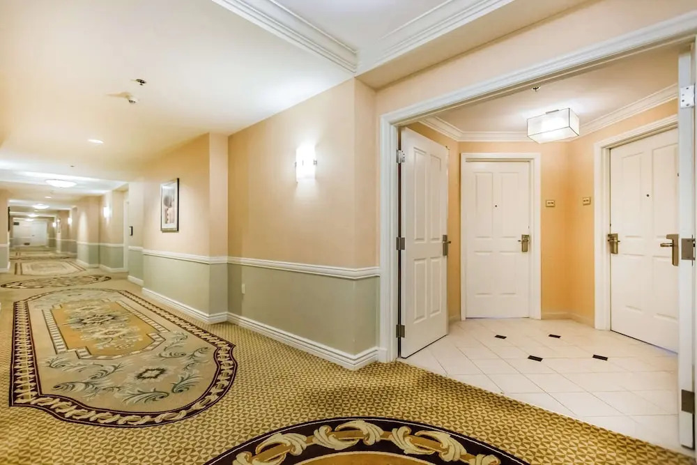 Incredible Studio Strip Views 10609