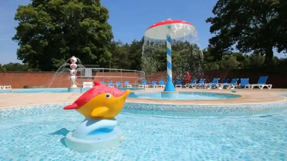 Caravan - Sleeps 4 - Pool - Pet Friendly