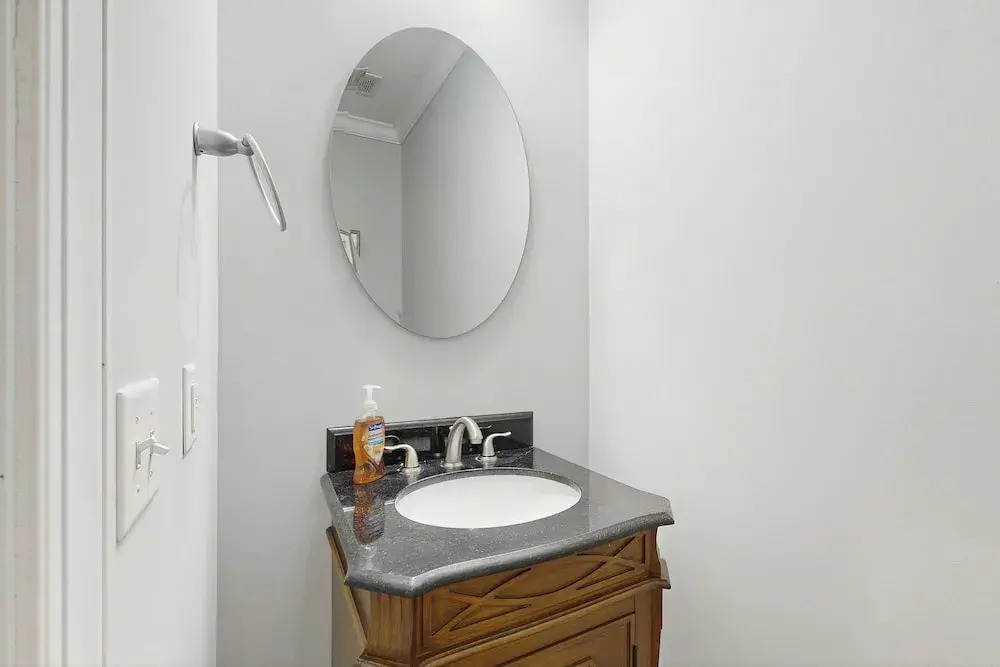 Charming Southern Townhouse W/enclosed Yard & Access to Community Pool
