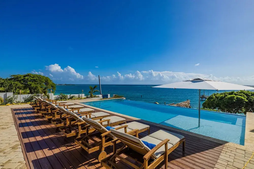 Beachfront Villa w Pool Sleeps 16 Dining Tub