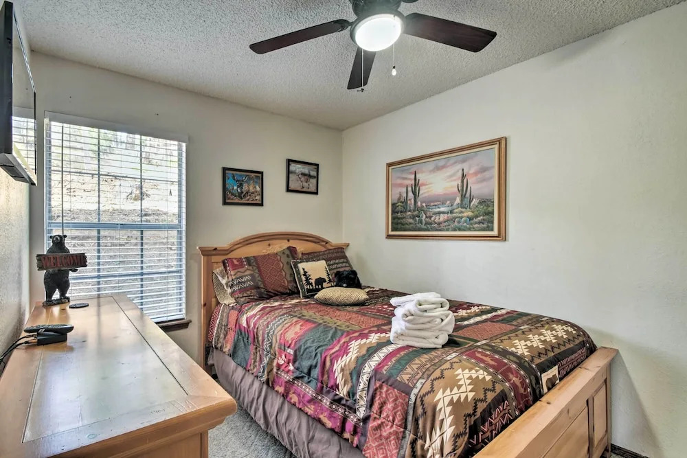 Cozy Ruidoso Cabin w/ Hot Tub & Game Room!