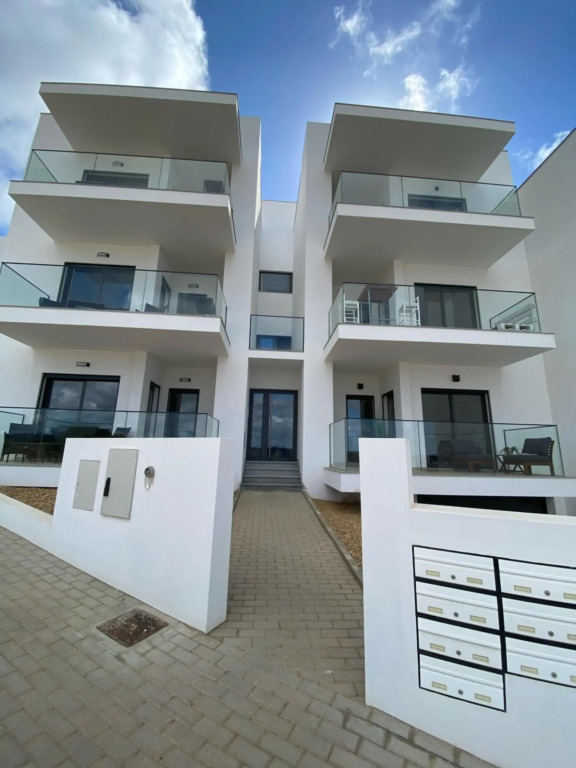 A TARAMBOLA - Walking distance to Monte Clerigo and Amoreira beaches