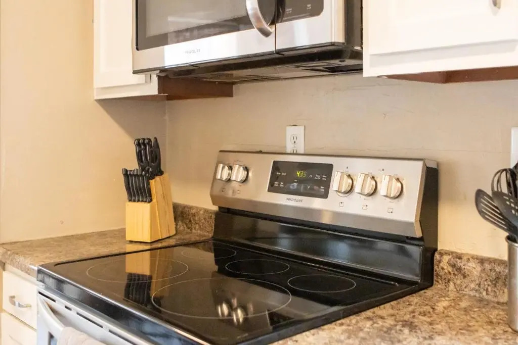 5 Bedroom 3200 Square Foot House for Downtown Travelers