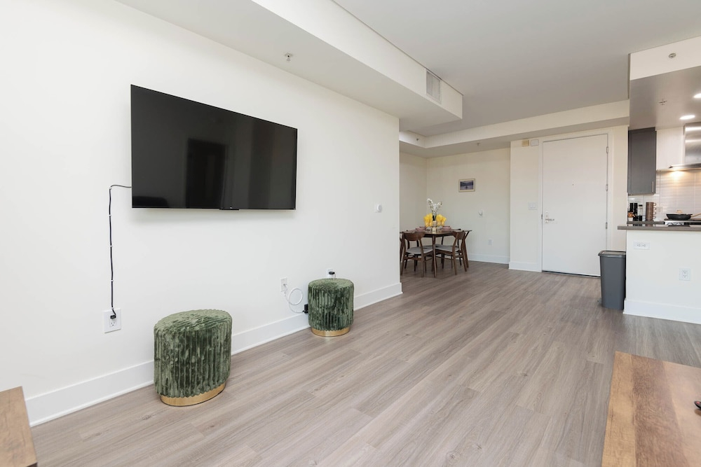 1BR Universal Studios Pool Gym Parking