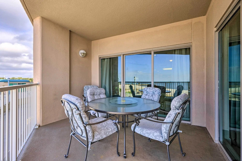 Sunny Beachfront Biloxi Condo w/ Resort Amenities!