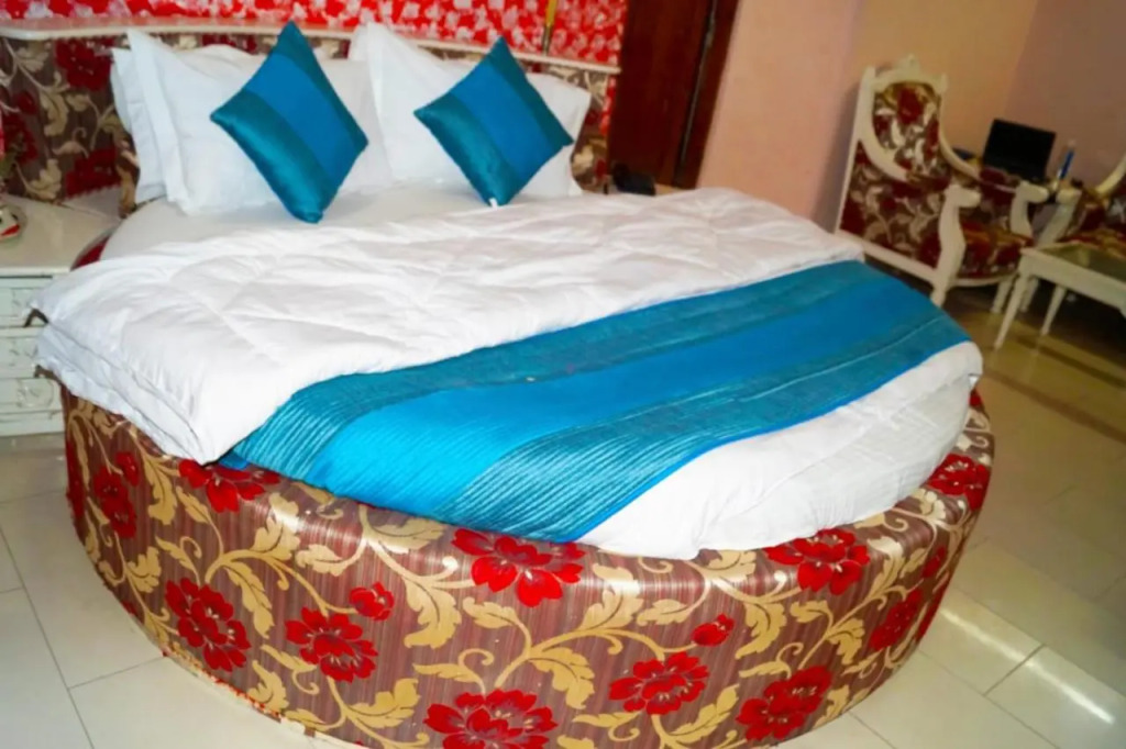 Hotel De Hocks Deluxe - New Delhi Railway Station
