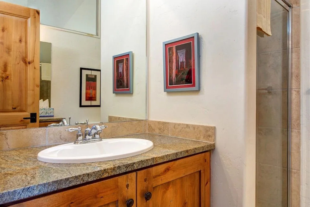 2BR Newpark Townhouse with Hot Tub by RedAwning