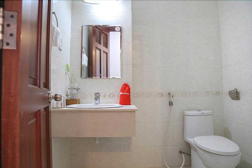 RedDoorz Plus near Hoang Van Thu Park