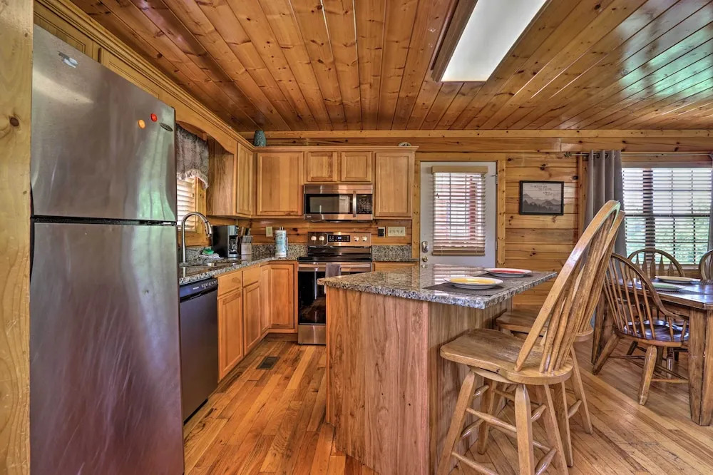 1 Mi to Dollywood: Quiet Cabin w/ Hot Tub!