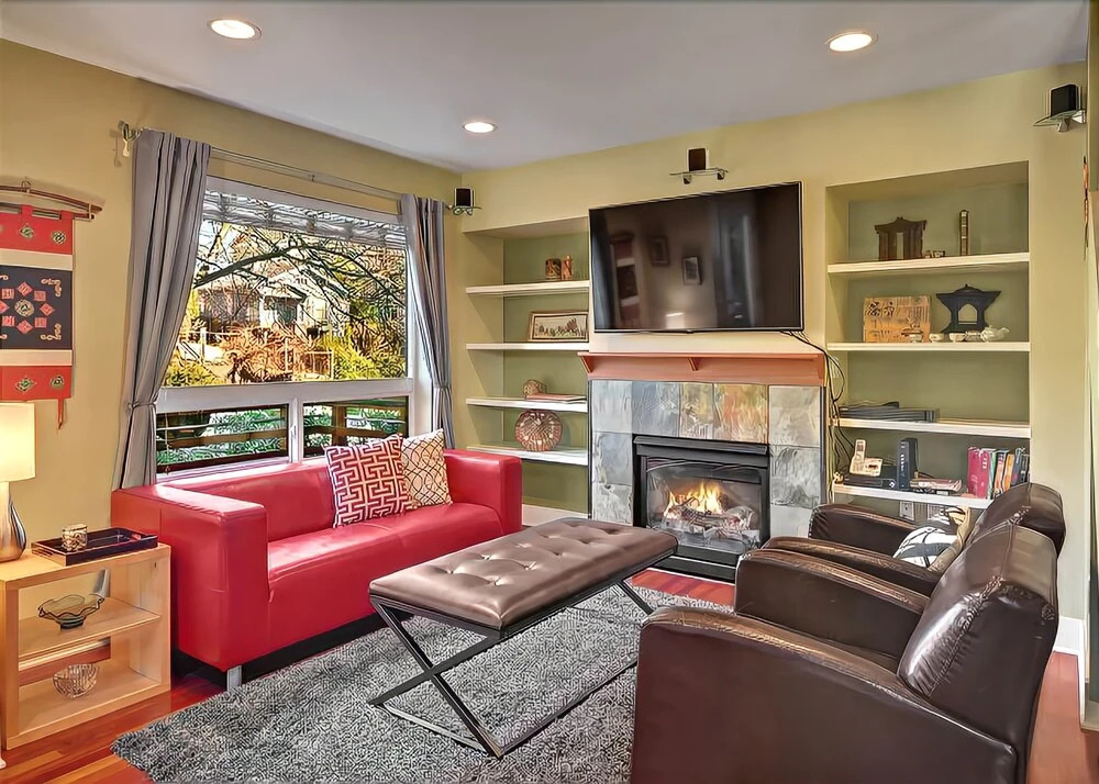 Stroll to the Troll Townhouse - Three Bedroom Home with Fireplace