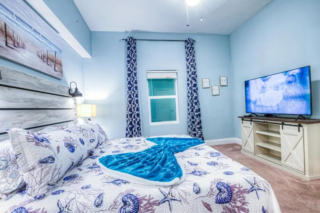 Large 3 Bd Penthouse 2034 In Laketown, Great Views and Amenities