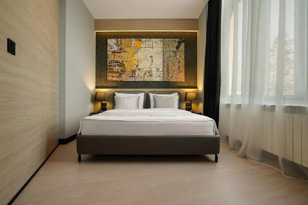 Maccani Black Luxury Suites