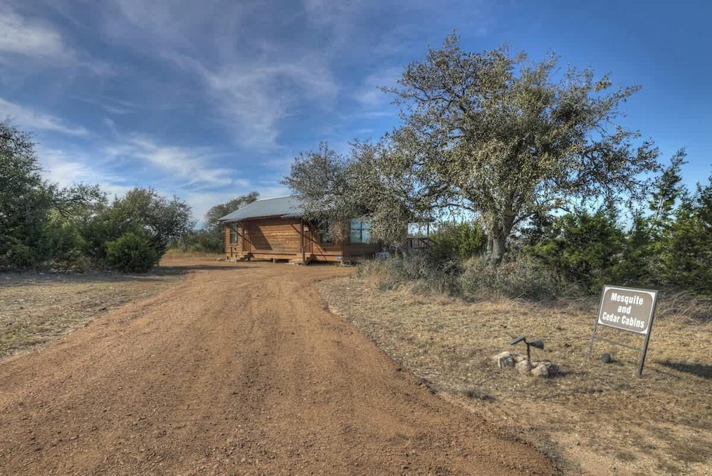 Mesquite Cabin With Hot Tub & Hill Country Views