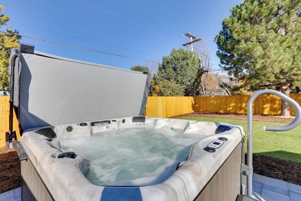 Private Hot Tub & Sauna: Saulsbury Guest House