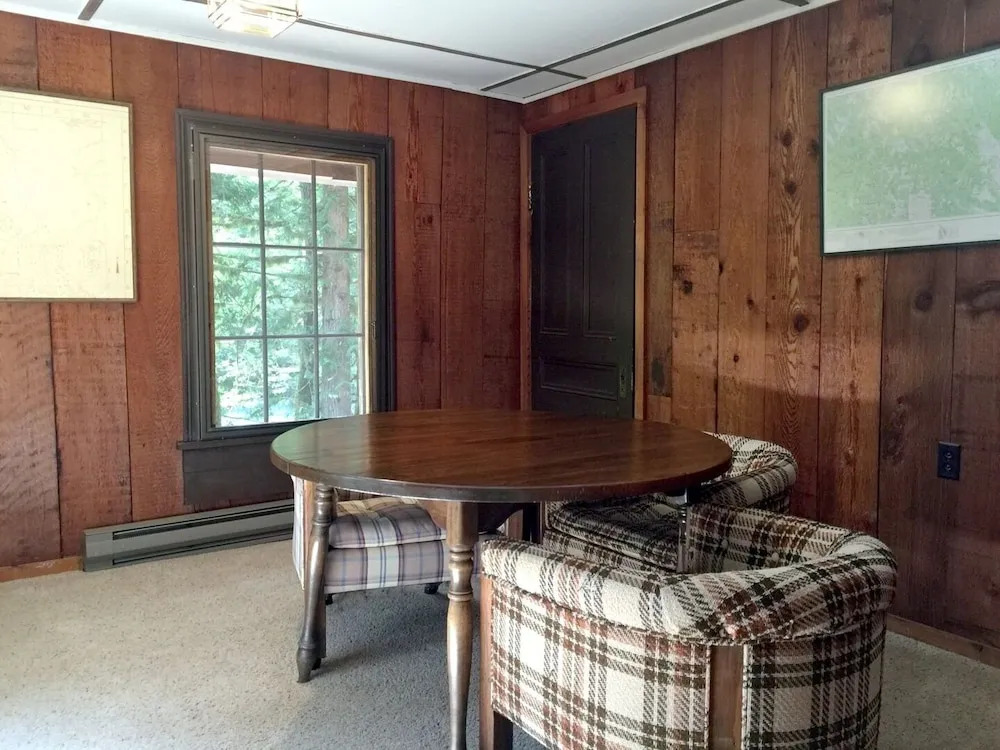57sw - Fireplace - Wifi -  Sleeps 6 2 Bedroom Home by RedAwning